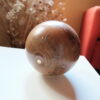 Boule Eucalyptus tournée à la main, sculpture en bois incrusté de matériaux semi précieux
