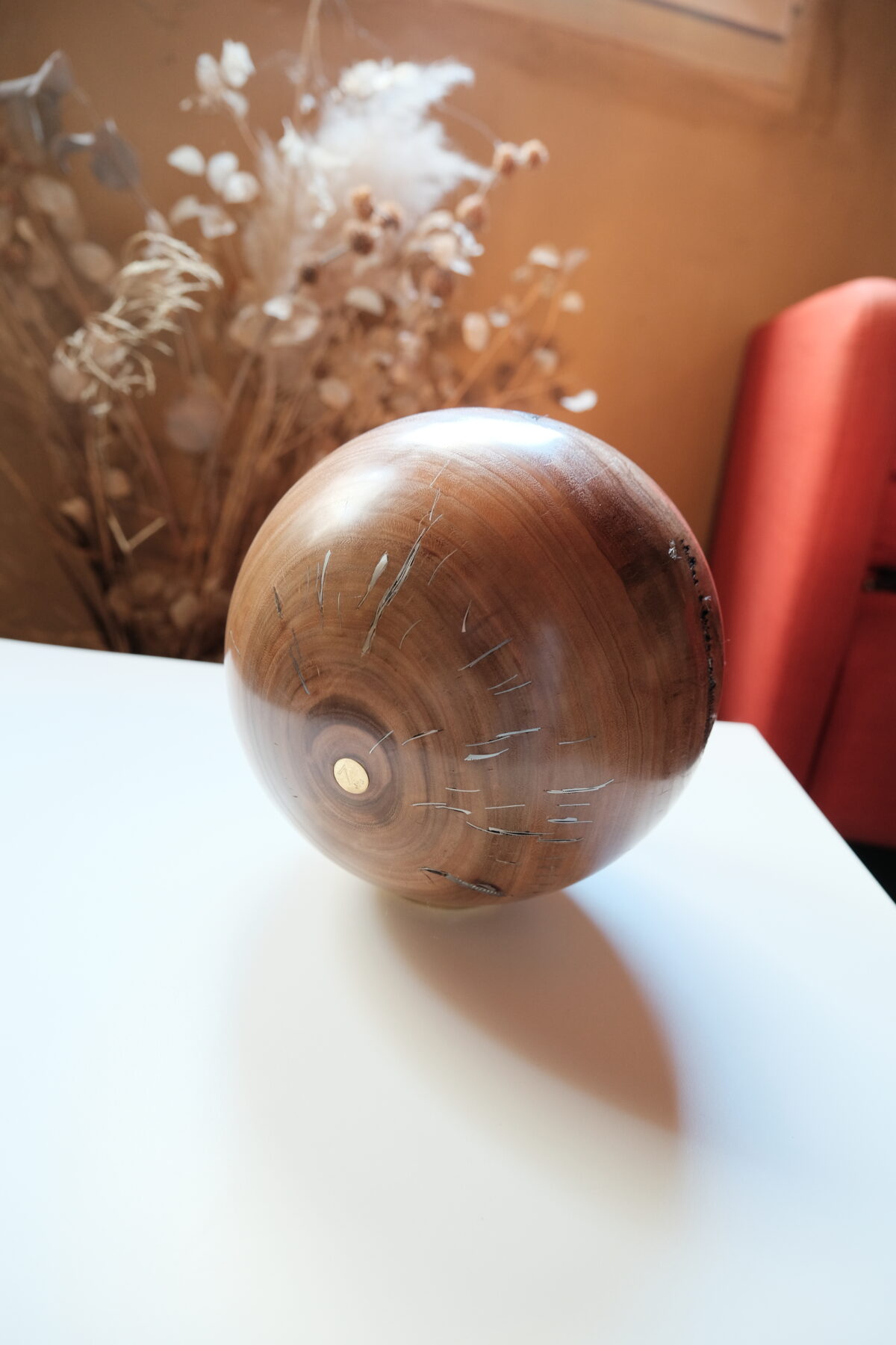 Boule Eucalyptus tournée à la main, sculpture en bois incrusté de matériaux semi précieux