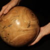 Boule Eucalyptus tournée à la main, sculpture en bois incrusté de matériaux semi précieux