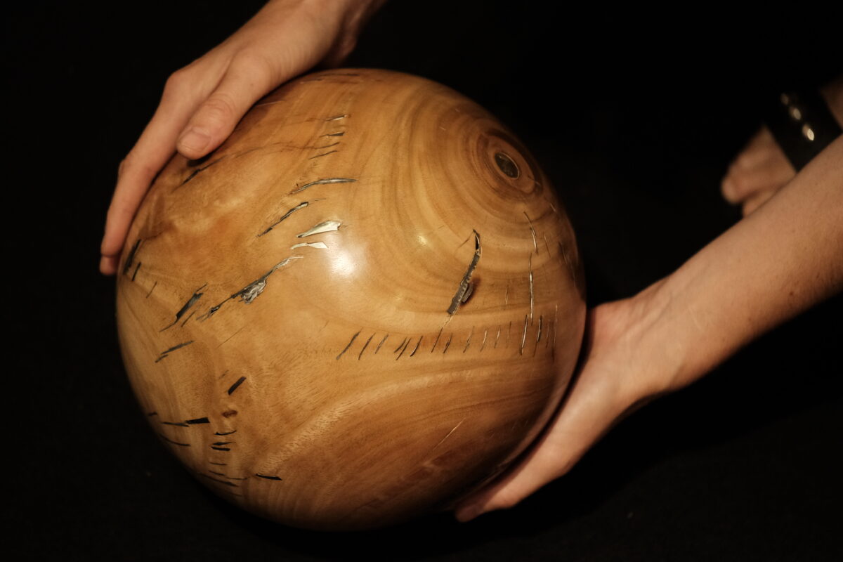 Boule Eucalyptus tournée à la main, sculpture en bois incrusté de matériaux semi précieux