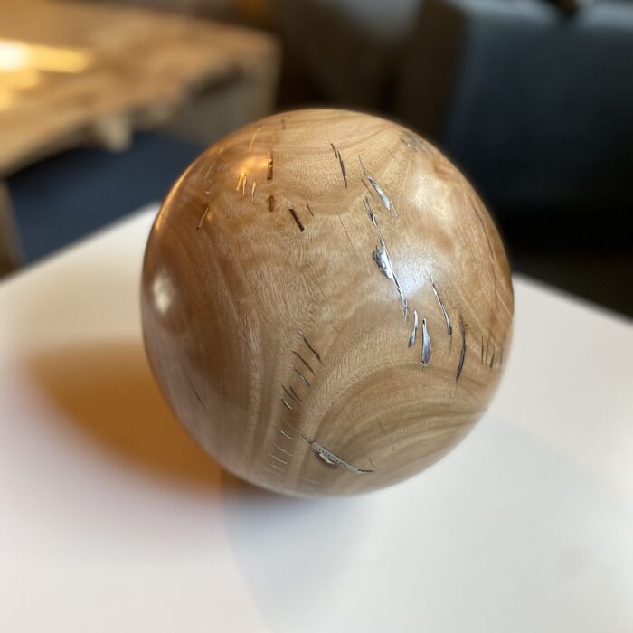 Boule Eucalyptus tournée à la main, sculpture en bois incrusté de matériaux semi précieux